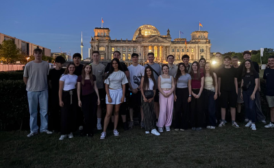 Klasse 10 vor dem Bundestag